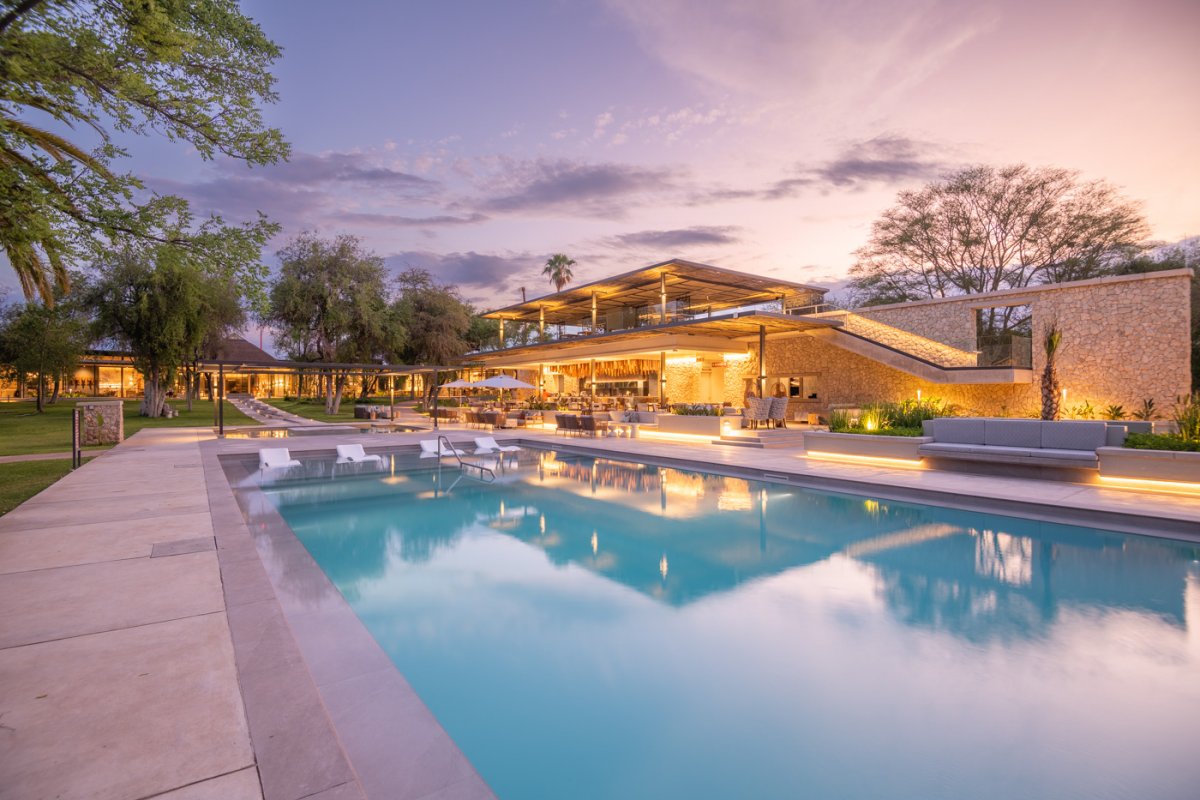 Hotelansicht mit Pool